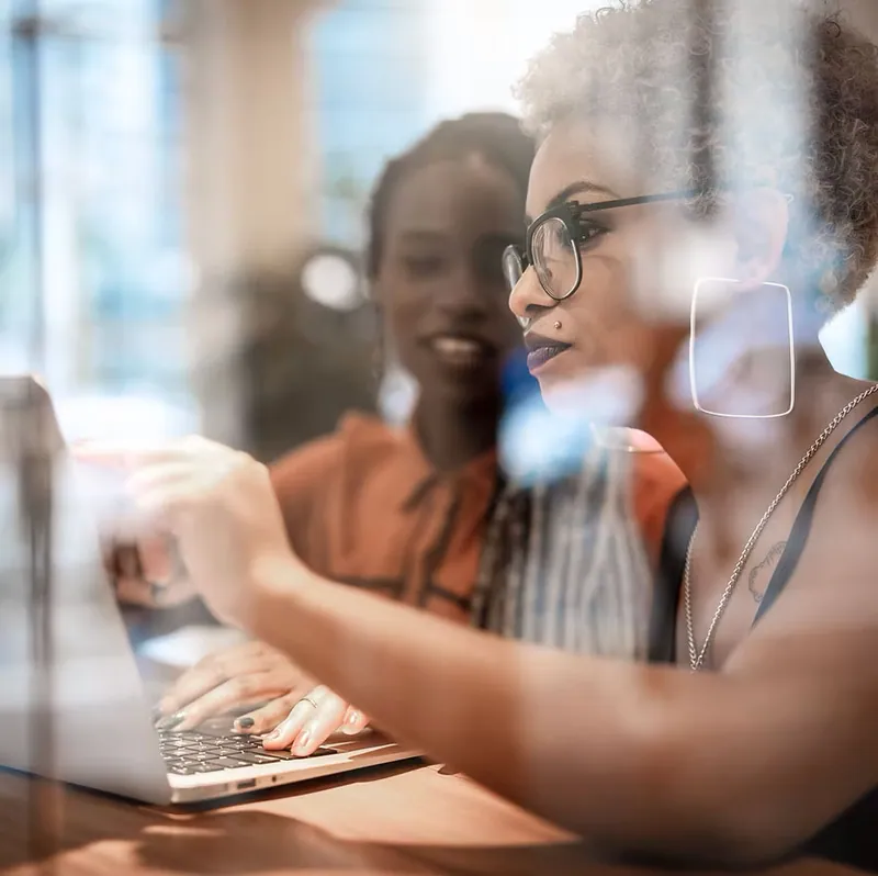 Duas mulheres conversando em reunião de trabalho