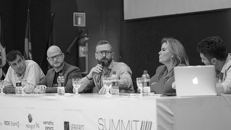 Mesa de debate com participantes em um evento